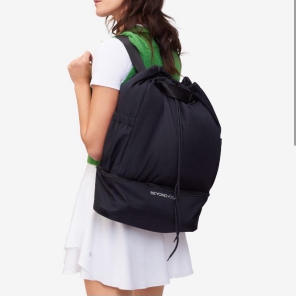 NWT Beyond Yoga convertible backpack. Black.